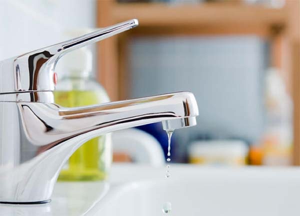 Đun nước sôi, mở vòi nước chảy